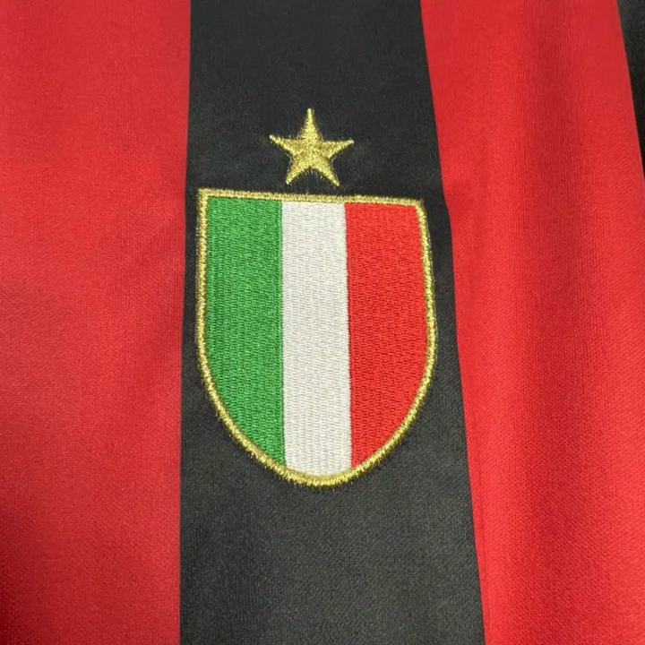 Tricolour shield and gold star on the AC Milan 1988/89 home retro jersey - ITASPORT